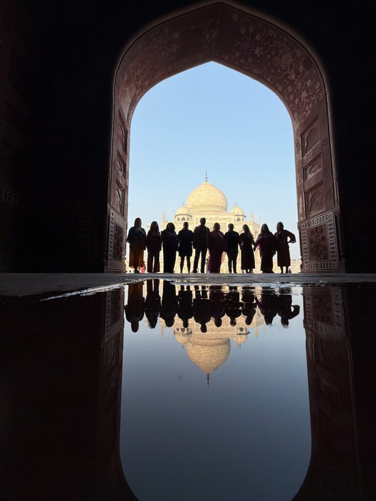 Inde au féminin : Groupe devant Taj Mahal